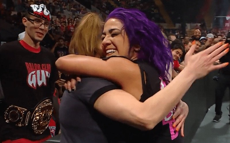Bayley Returns On WWE Raw, Hugs Everyone At Ringside
